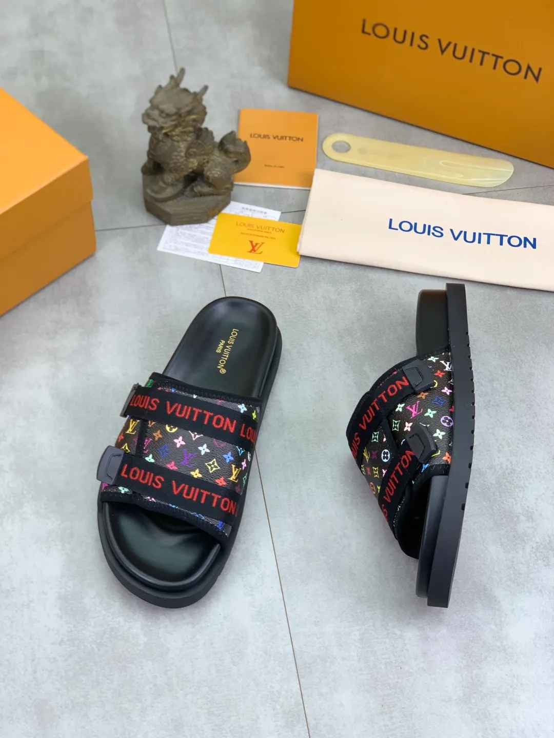 Men's shoes 💰P320💰【New style】🆘 Original quality 【LOUIS VUITTON】The popular Louis Vuitton LV men's slippers on the official website are on sale simultaneously! Original fabric imported from Italy, original factory special supply, code number: 38-44 (45 customized), many colors available